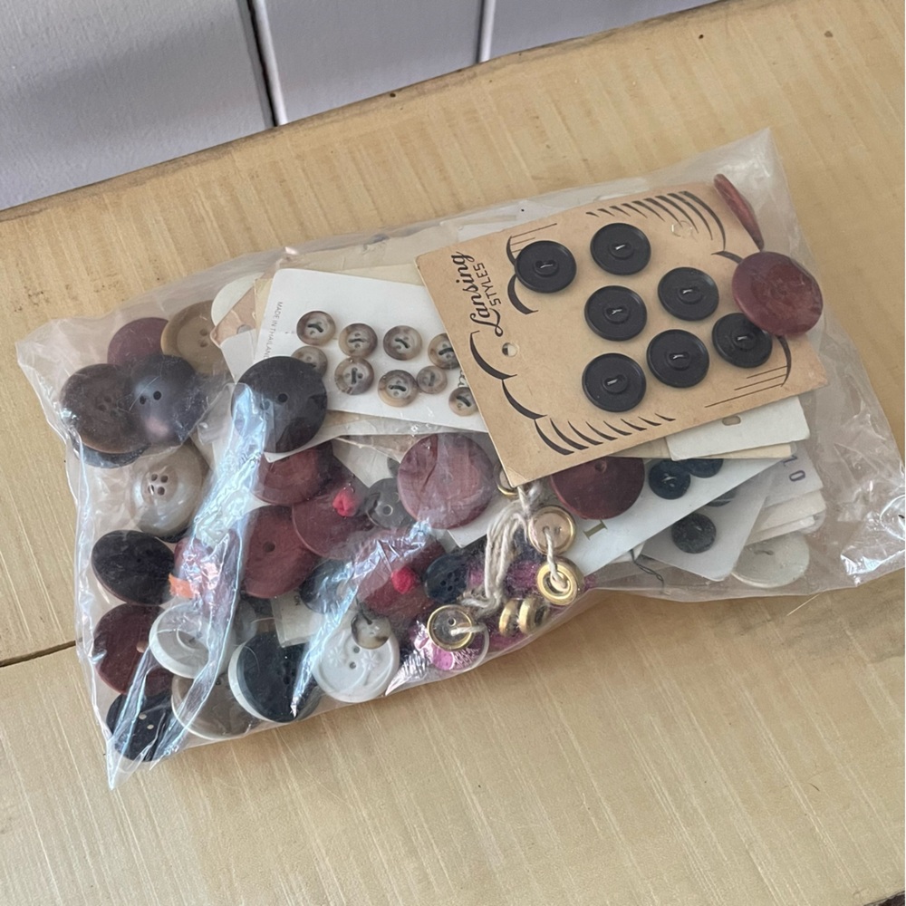 JUST IN Assorted Button Mystery Bag Vintage Retro Multicolor Mixed Materials - Picture 3 of 3